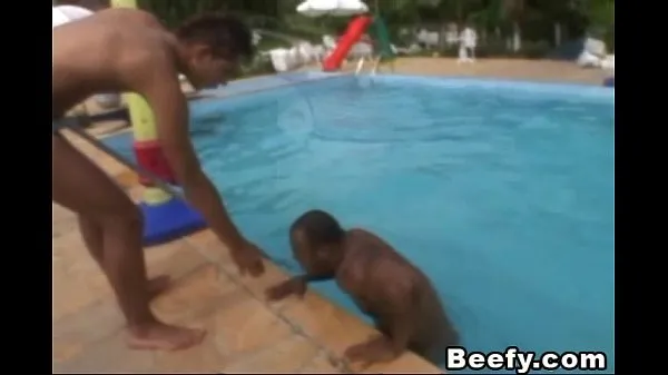 Velká Beefy Gays get a hard fuck beside the pool teplá trubice