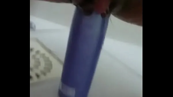 Stuffing the shampoo into the pussy and the growing clitoris أنبوب دافئ كبير