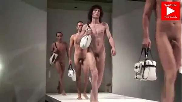 Grote Naked guys on fashion show warme buis