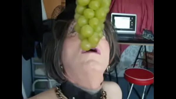 بڑی Liana and green grapes گرم ٹیوب
