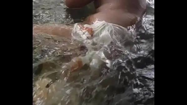 gay couple fucking bareback in water Tabung hangat yang besar