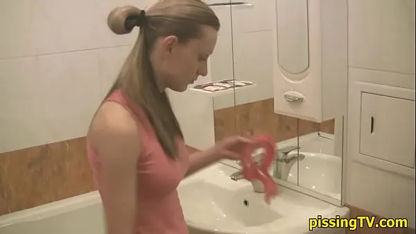 Suuri Girl pisses sitting in the toilet lämmin putki