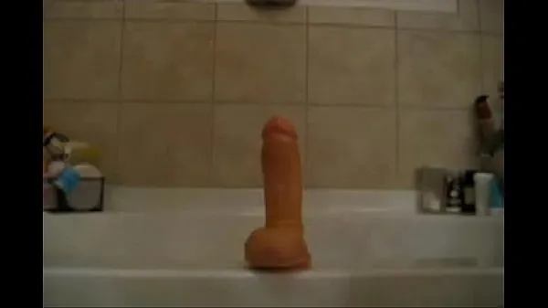Grote Dildoing her Cunt in the Bathroom warme buis
