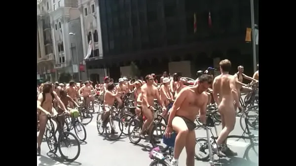 naked bike ride Tiub hangat besar