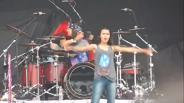 Duża Girl mostrando peitões no Monster of Rock 2015 ciepła tuba