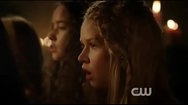 Caitlin Stasey masturbate cut-scene from the CW's REIGN Tabung hangat yang besar