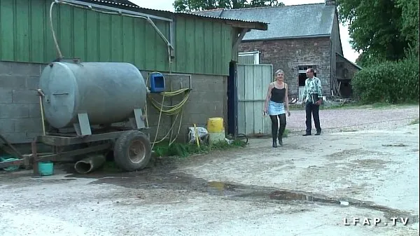 Nagy French mature gets her ass fucked hard by grandpa and his farm friends meleg cső