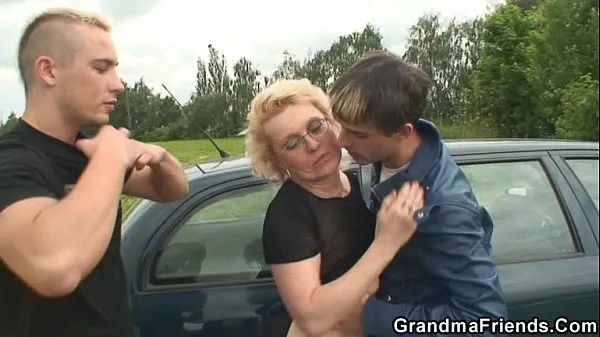 Stort Two dudes pick up old bitch and screw her hard varmt rør