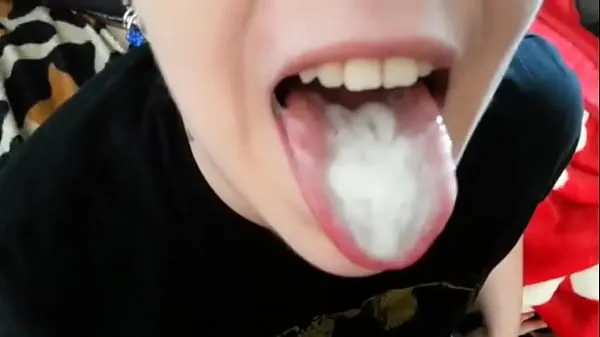 Stort Girlfriend takes all sperm in mouth varmt rør