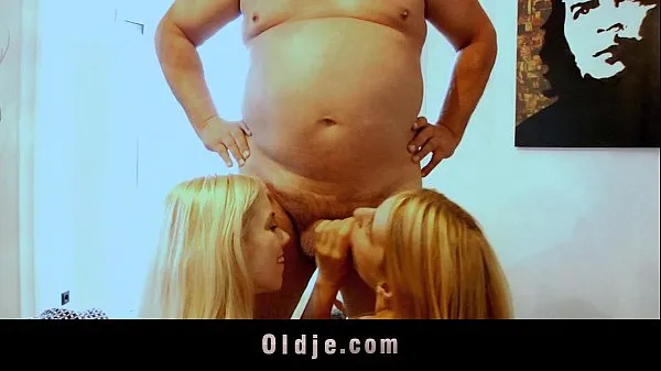 Velká Fat old man rimmed and sucked by two blonde teens teplá trubice