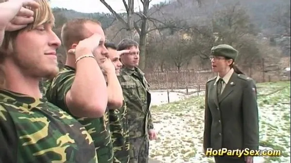 Grote military lady gets soldiers cum warme buis