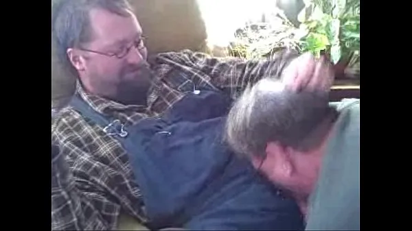 Grote Cigar Daddy Top Gets His Cock Sucked by Old Man warme buis