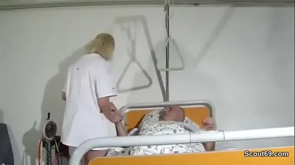 بڑی German Nurse seduce to Fuck by old Guy in Hospital who want to cum last time گرم ٹیوب
