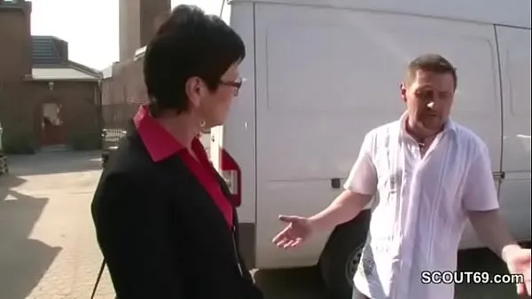 Stort German Short Hair Mature Bailiff Seduce to Fuck Outdoor on Car by Big Dick Client varmt rör