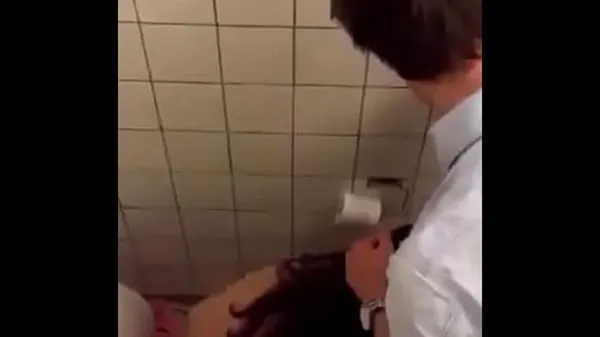 Duża Teen Doesnt Notice Being Recorded While In The Bathroom ciepła tuba