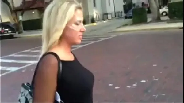 Grote wife public walk with cum on warme buis