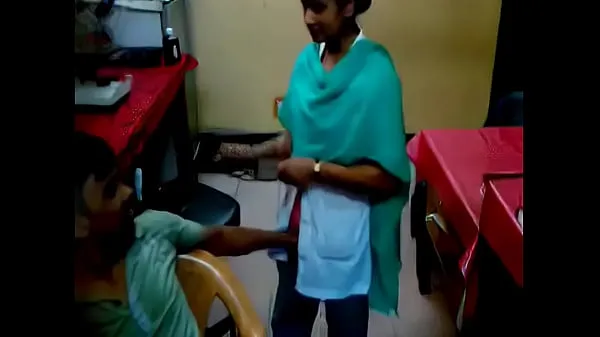 Stort hospital technician fingered lady nurse varmt rør