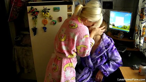 Blonde And Brunette Record Their First Sex Tape أنبوب دافئ كبير
