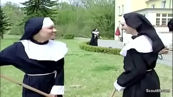 Suuri Horny nun is secretly deflowered by the craftsman lämmin putki