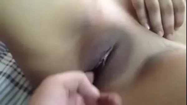 Stort Boy Fingering Her Pussy varmt rør