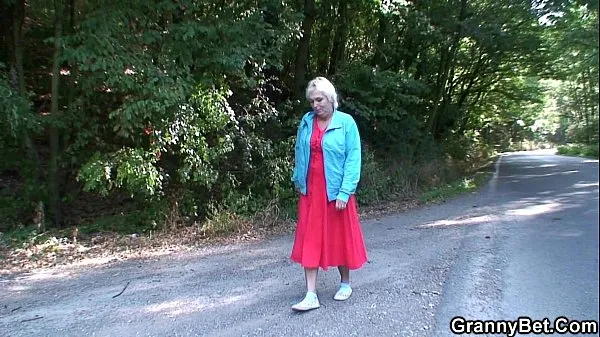 Suuri He picks up and bangs 80 years old granny outside lämmin putki