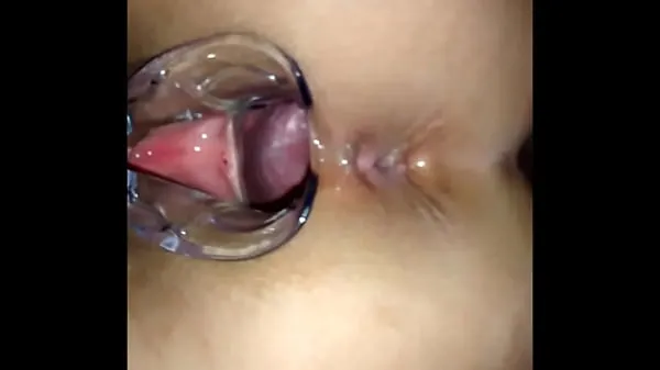 Grande Inside the pussy with vaginal speculum tubo quente