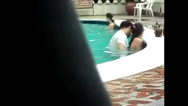 Duża Gordinho metendo na piscina - Colombian Couple Caught Having Sex In A Public Poo ciepła tuba