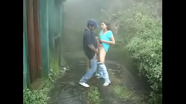 Grande Ragazza indiana che succhia e scopa all'aperto sotto la pioggiatubo caldo