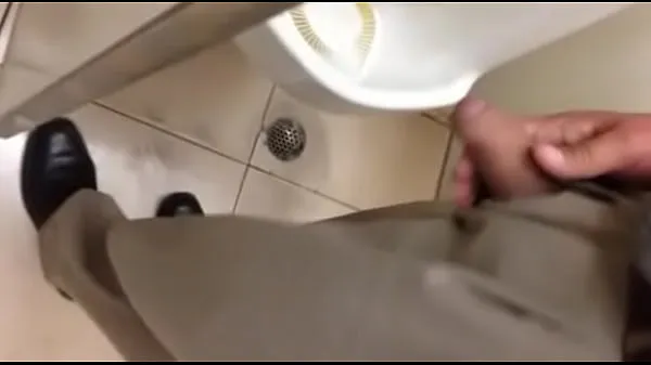 Büyük crown taking a friendly hand in the public bathroom and enjoying sıcak Tüp