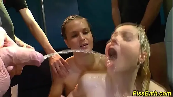 Grote Piss soaked whore fucks warme buis