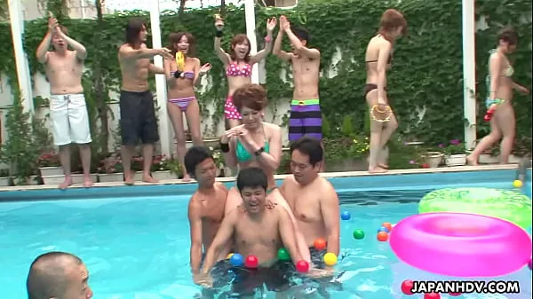 Ống ấm áp Skinny ass Asian sluts are having fun by the pool lớn