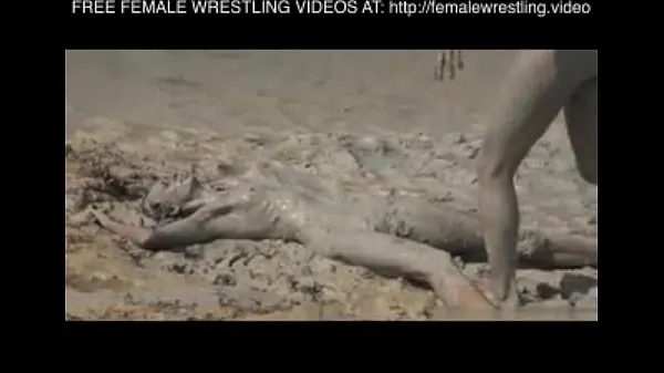 Girls wrestling in the mud Tabung hangat yang besar