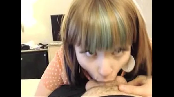 Stort Chubby Tattooed Girl with bangs sucks limp dick to life varmt rør