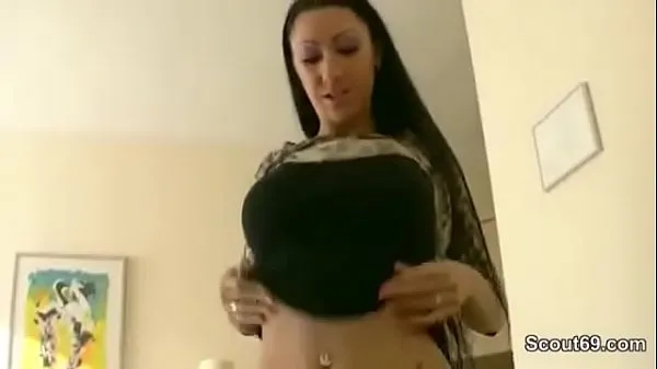 Nagy Sister catches stepbrother and gives him a BJ meleg cső