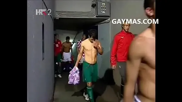 Grote FOOTBALL PLAYER SHOWS THE PENIS ON TV warme buis