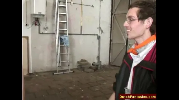 Grote Dutch Teen With Glasses In Warehouse warme buis