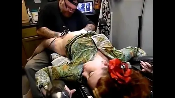 Grande SCREAMING while tattooing tubo quente