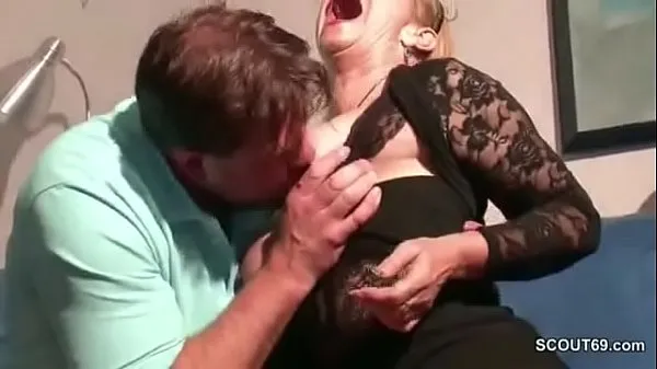 Nagy Stief-Sohn fickt seine Mutter mit grossen Hupen durch meleg cső