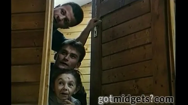 Suuri Threesome In A Sauna with 2 Midgets Ladies lämmin putki