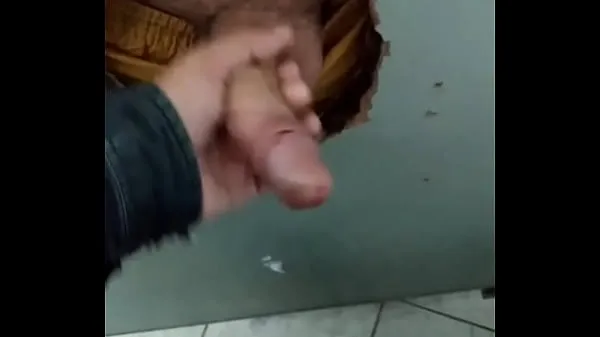 Stort Jacking cock in the bathroom's glory hole varmt rør