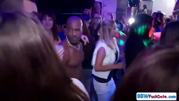 Velika Chubby Girls Sucking and Fucking at the Club topla cev