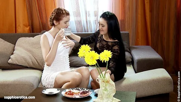 Stort Coffeetime Tryst - by Sapphic Erotica lesbian sex with Agnessa Lilianna varmt rør