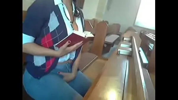 Suuri Masturbating In Church lämmin putki