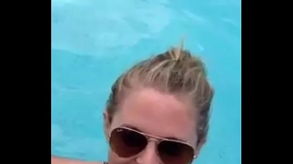 Ống ấm áp Blowjob In Public Pool By Blonde, Recorded On Mobile Phone lớn