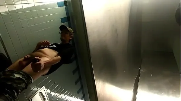 Duża Spying On Homeless Men In The Restroom ciepła tuba
