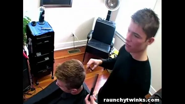 Stort Horny Gay Blows His Cute Hairdresser At The Salon varmt rör