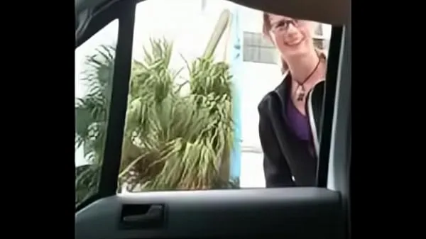 exhibitionist receives help proposal from a passerby and cum in front of her أنبوب دافئ كبير