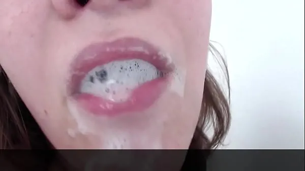 बड़ी BBW Blows HUGE Spit Bubbles Deepthroat Dildo गर्म ट्यूब