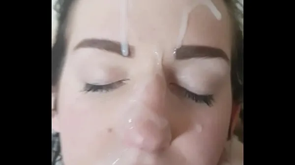 Velika Teen girlfriend takes facial topla cev