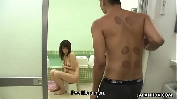 大Asian slut made to pee before the pervy dude暖管